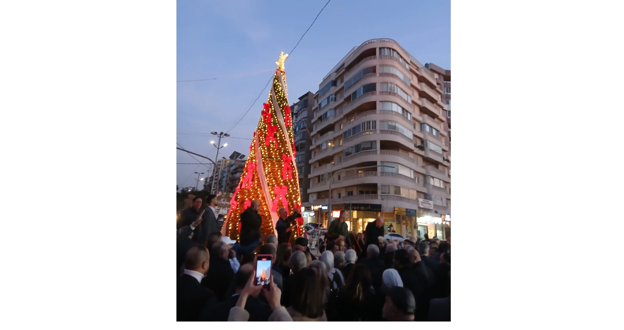 إضاءة شجرة الميلاد في طرابلس بحضور وزراء ونواب ومطارنة المدينة
