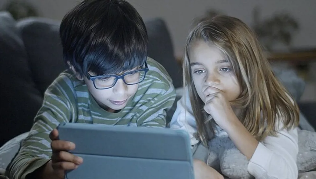 توجه في هذا البلد لتقييد وصول الأطفال إلى المنصات الرقمية