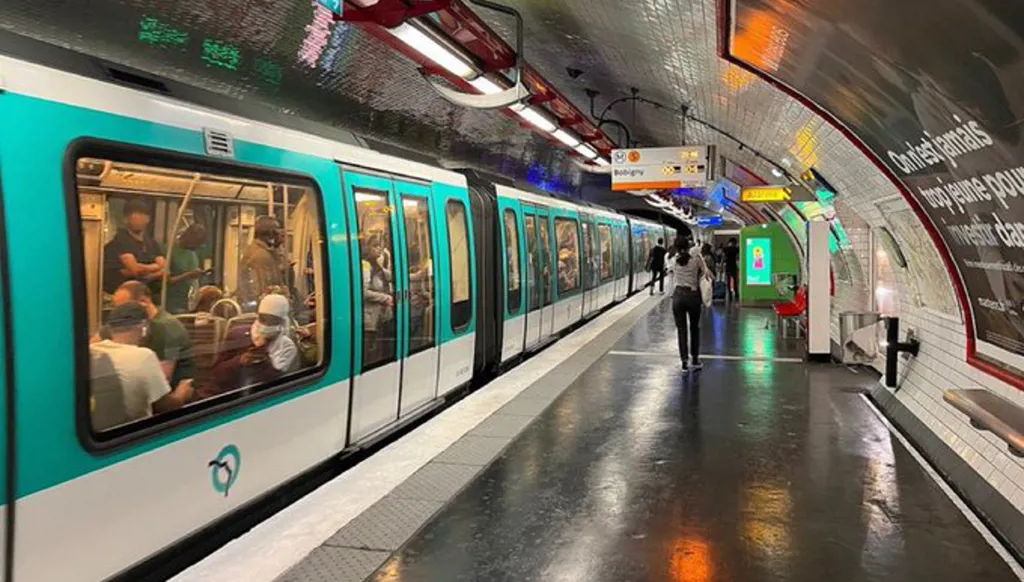 إصابة ٣ نساء في عملية طعن بمترو باريس