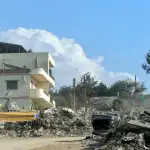 بالفيديو- حادث سير على طريق جبل الأربعين وإصابة شاب وعائلته