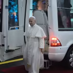 البابا صارخاً من لبنان: أنتم شعب لا يستسلم… مشهد “وحدوي” نادر وطلائع احتشادات شعبية