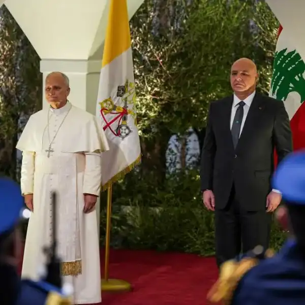 من الوردة إلى الأرزة: قراءة في مسار علاقة…