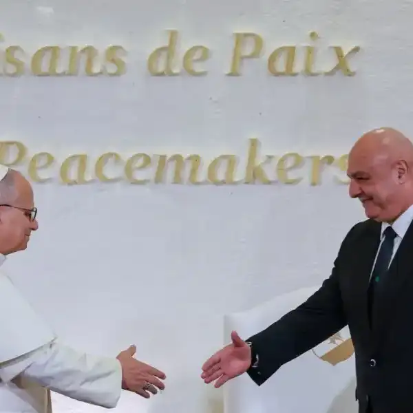 «زيارة السلام» تنافس وهج الحرب «الآتية»