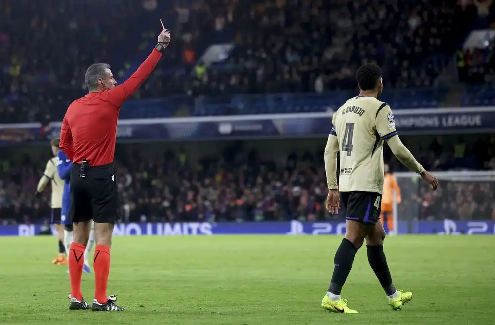 el-arbitro-slavko-vincic-le-saca-tarjeta-roja-a-ronald-araujo-en-el-chelsea-3-0-barcelona-de-la-jornada-5-de-la-fase-de-liga-de-la-champions-league-2025-26-efe