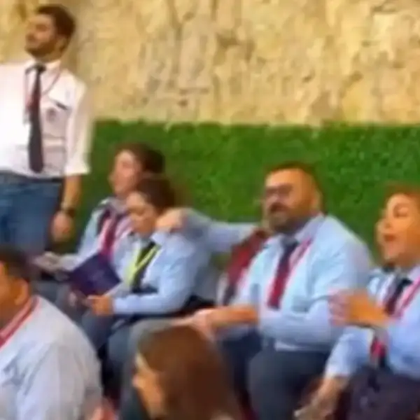 بالفيديو- شبيبة لبنان يرنّمون من بكركي: منحبك بابا…