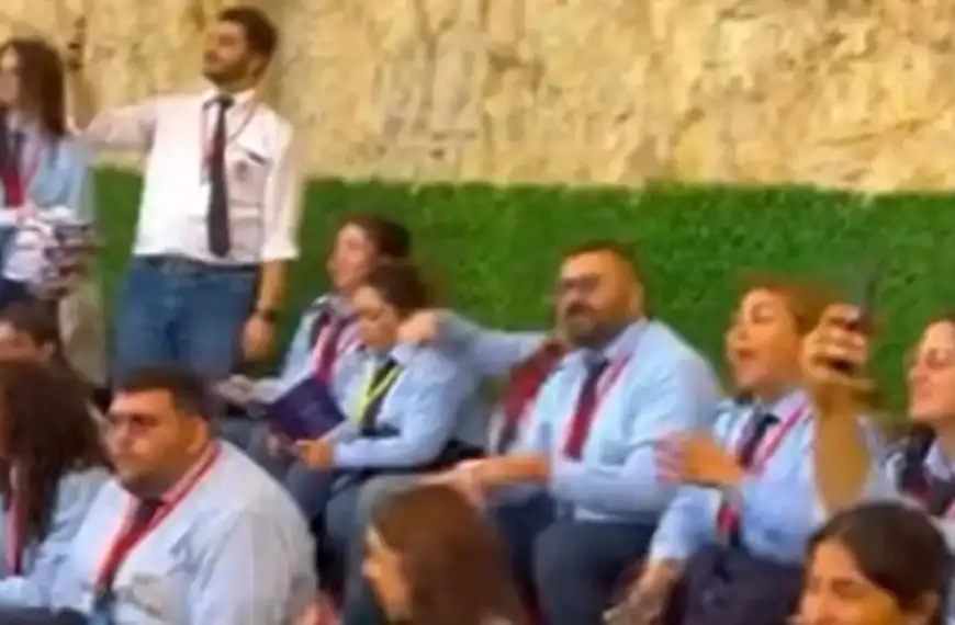 بالفيديو- شبيبة لبنان يرنّمون من بكركي: منحبك بابا…