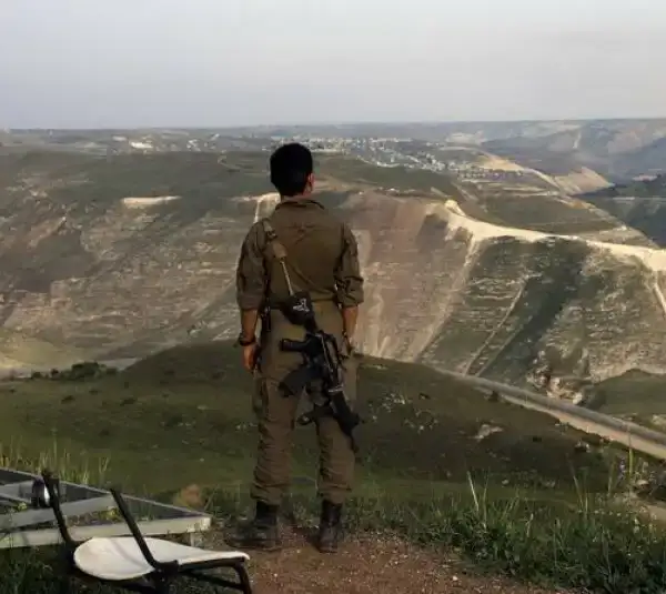 شرقٌ للوحوشِ المتوكّلين على الله!