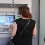 مصارف تتحدّى لجنة الرقابة… عمولات تصل إلى 80 دولاراً