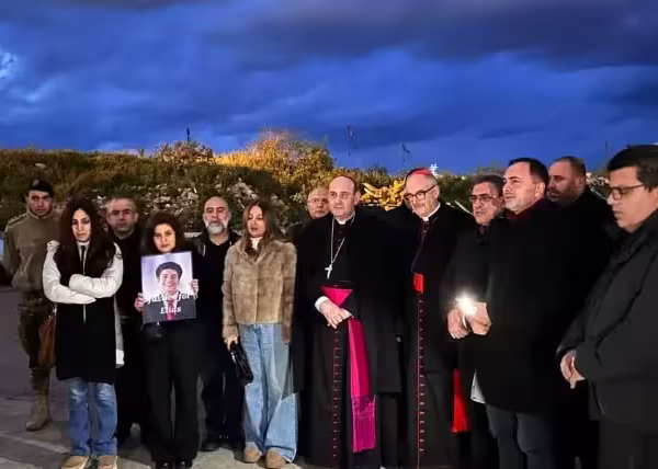 البابا في المرفأ: صلاة صامتة تكسر صمت العدالة!