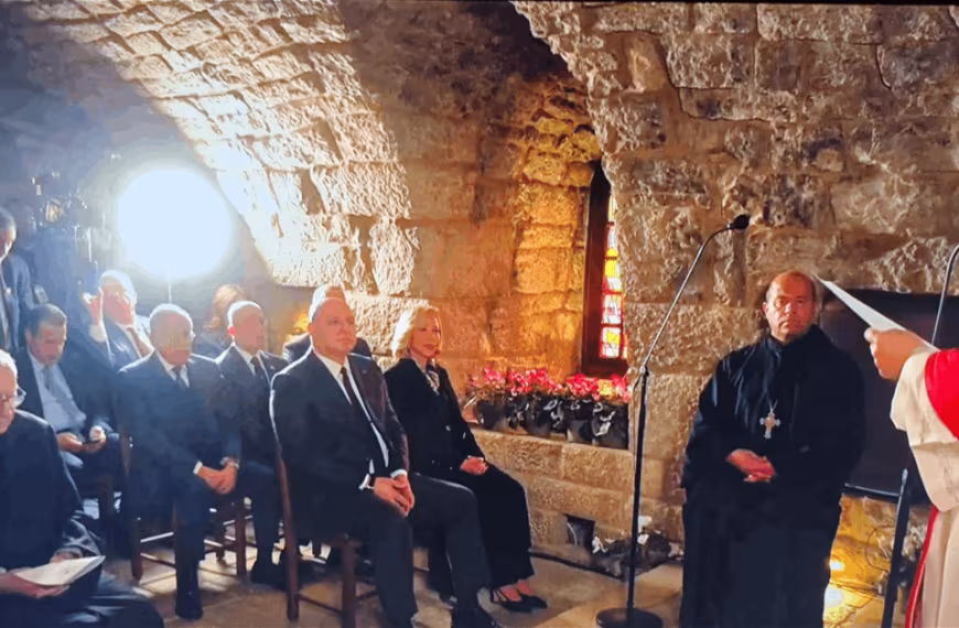 البابا من دير عنّايا: لا سلام من دون…