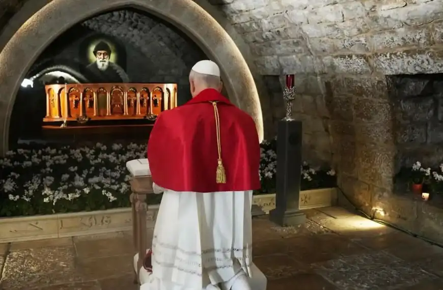 البابا بين لحظة عنايا وصوت الشبيبة في بكركي