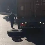 بالصورة- إنقلاب بيك أب على أوتوستراد عمشيت