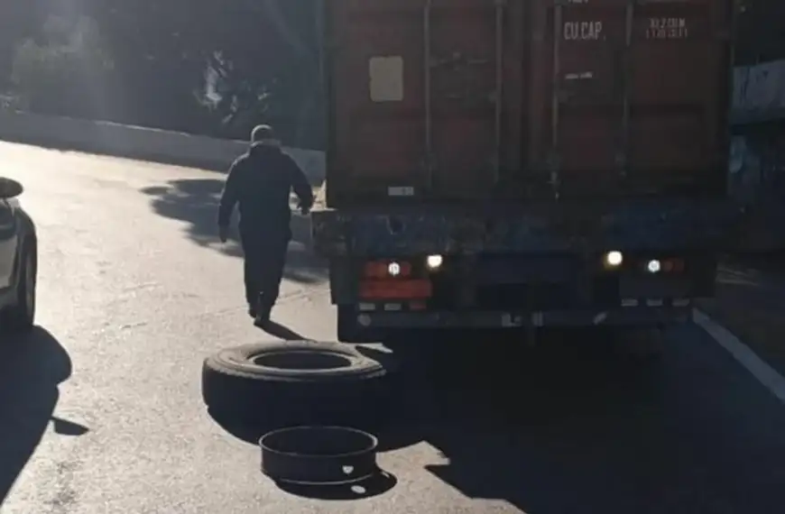 بالصورة- إنقلاب بيك أب على أوتوستراد عمشيت