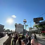 بالفيديو- حشدٌ من المؤمنين بانتظار مرور البابا على أوتوستراد جونية- الكسليك