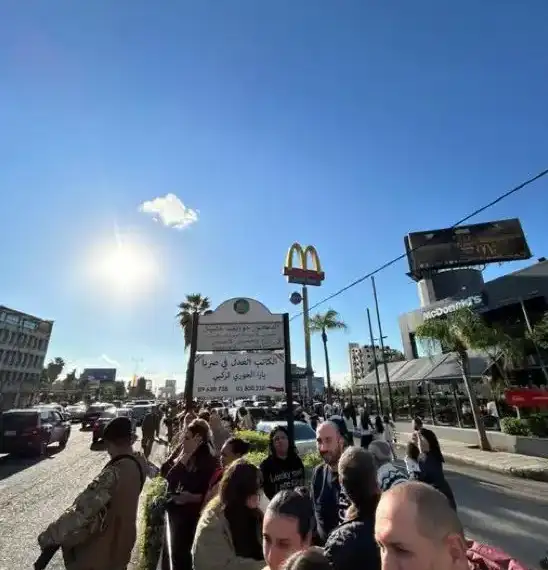 بالفيديو- حشدٌ من المؤمنين بانتظار مرور البابا على…