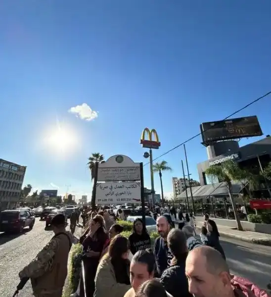 بالفيديو- حشدٌ من المؤمنين بانتظار مرور البابا على…