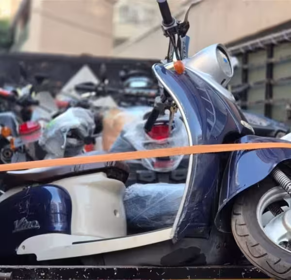 بالصور- درّاجات مخالفة داخل مستودع في بيروت