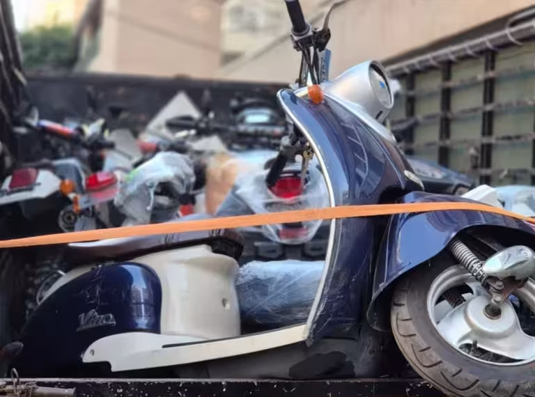 بالصور- درّاجات مخالفة داخل مستودع في بيروت