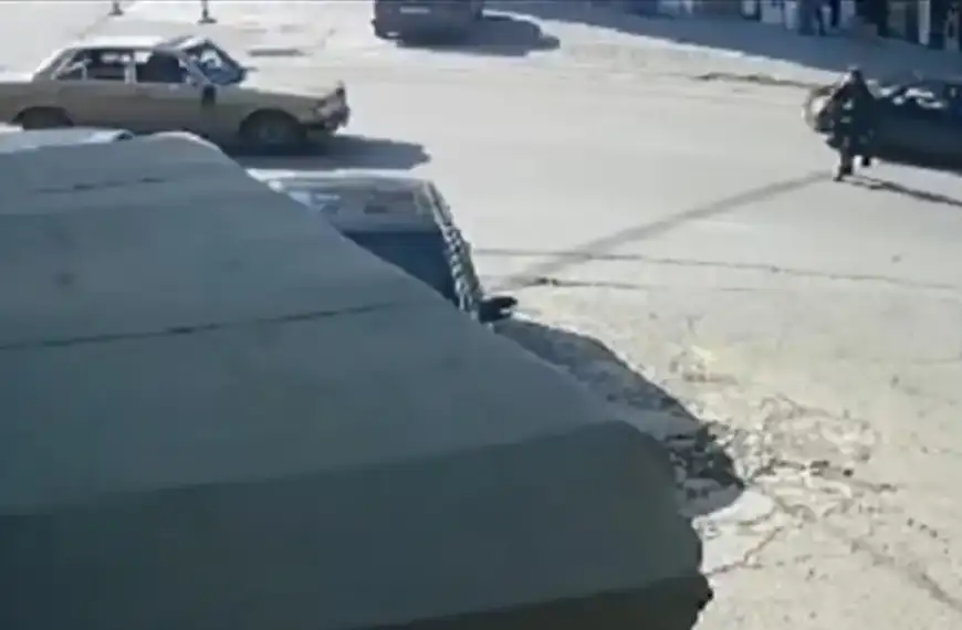 بالفيديو- سيّارة تصدم امرأة في وسط الطريق