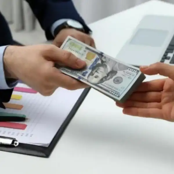 اليوم الأول لتطبيق تعميم الألف دولار: التزام جزئي…