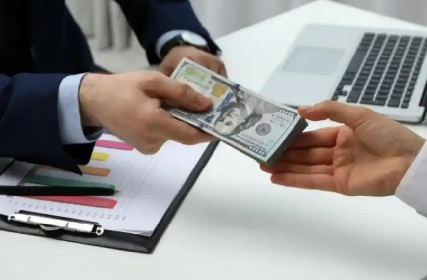 اليوم الأول لتطبيق تعميم الألف دولار: التزام جزئي…