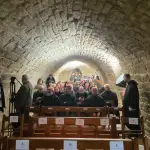 بالفيديوهات- آلاف المؤمنين بانتظار وصول البابا الى عنايا مار شربل