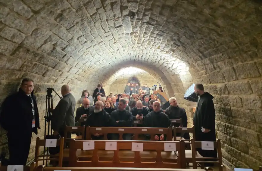 بالفيديوهات- آلاف المؤمنين بانتظار وصول البابا الى عنايا…