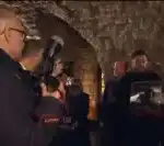 بالفيديو- مشهدٌ مؤثّر… حمامةٌ لم تترك سيّارة البابا