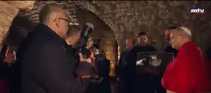 بالفيديو- مشهدٌ مؤثّر… حمامةٌ لم تترك سيّارة البابا