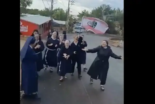 بالفيديو- فرحة راهبات الصليب بزيارة البابا لاوون الرابع…