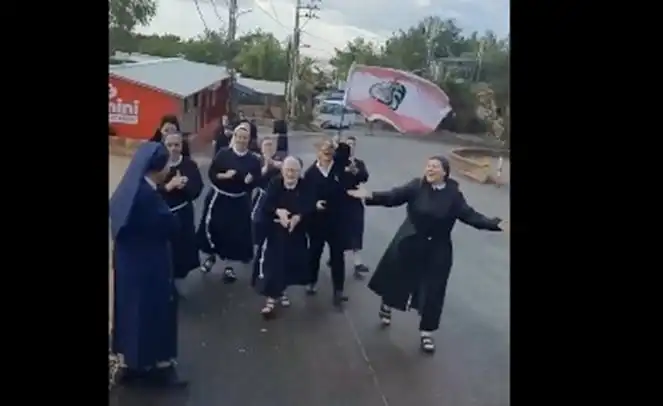 بالفيديو- فرحة راهبات الصليب بزيارة البابا لاوون الرابع…