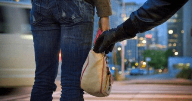 في المطعم… سرق محفظتها “عالمفضوح”