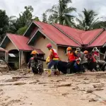 بالفيديو- حصيلة قتلى الفيضانات في إندونيسيا تناهز 600