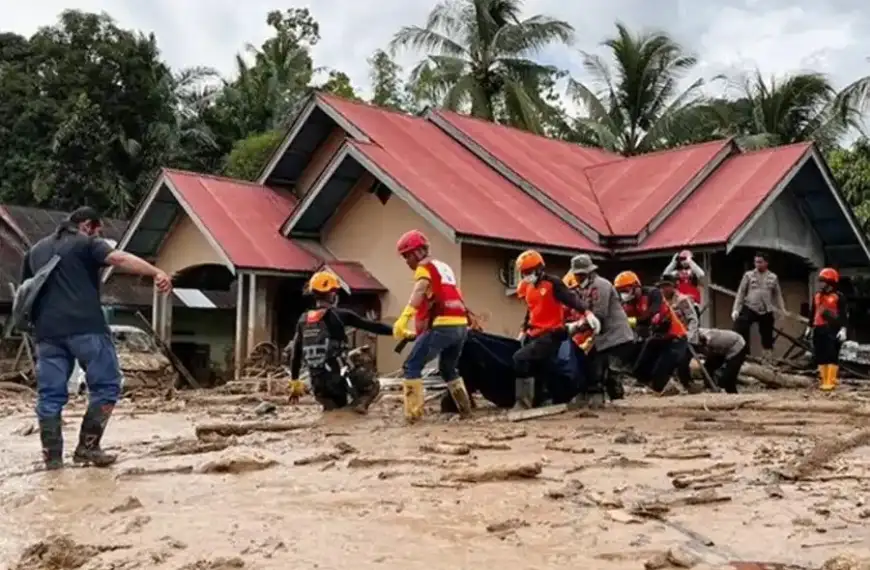 بالفيديو- حصيلة قتلى الفيضانات في إندونيسيا تناهز 600