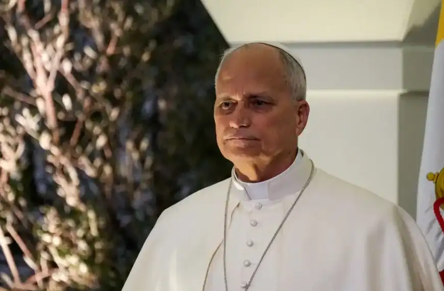 انطلاق موكب البابا من السفارة البابوبة بإتجاه ساحة…