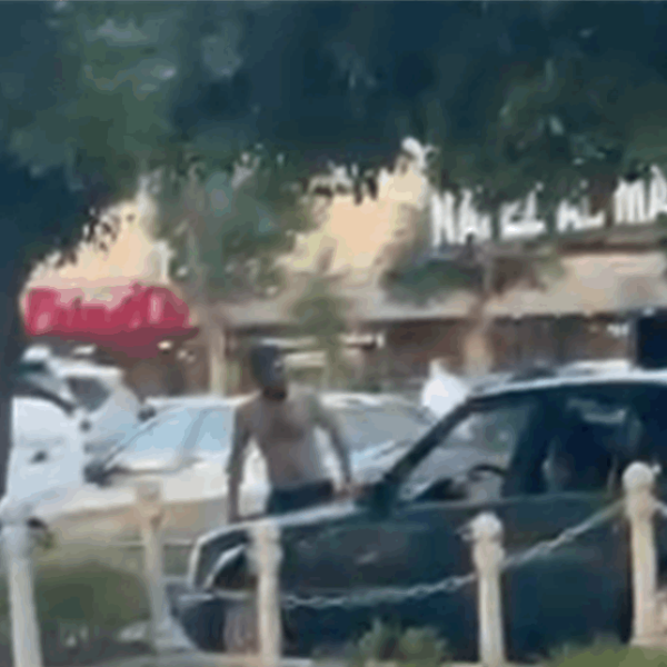 بالفيديو- شخص يعاني من اضطرابات يهـدّد السكان.. ومُناشدة