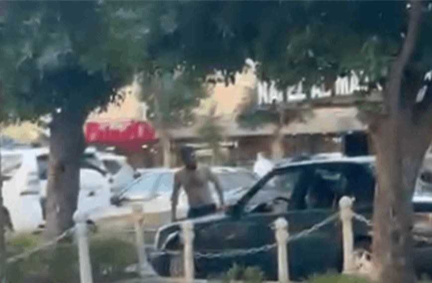 بالفيديو- شخص يعاني من اضطرابات يهـدّد السكان.. ومُناشدة