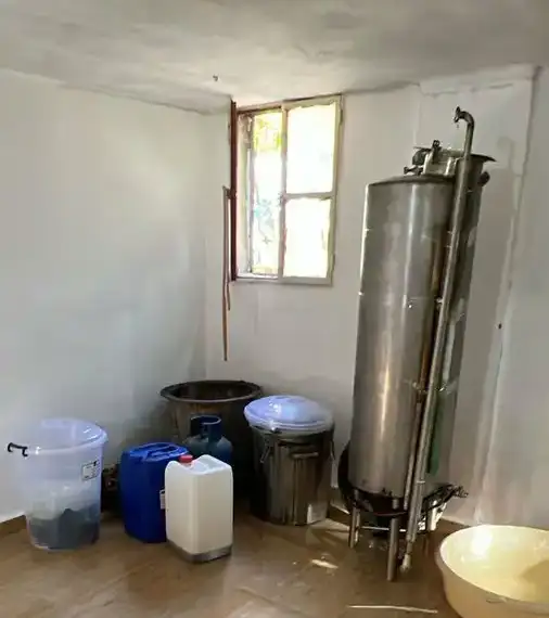 بالصور – ضبط معمل لتصنيع المخدّرات في بعلبك