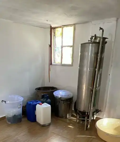 بالصور – ضبط معمل لتصنيع المخدّرات في بعلبك