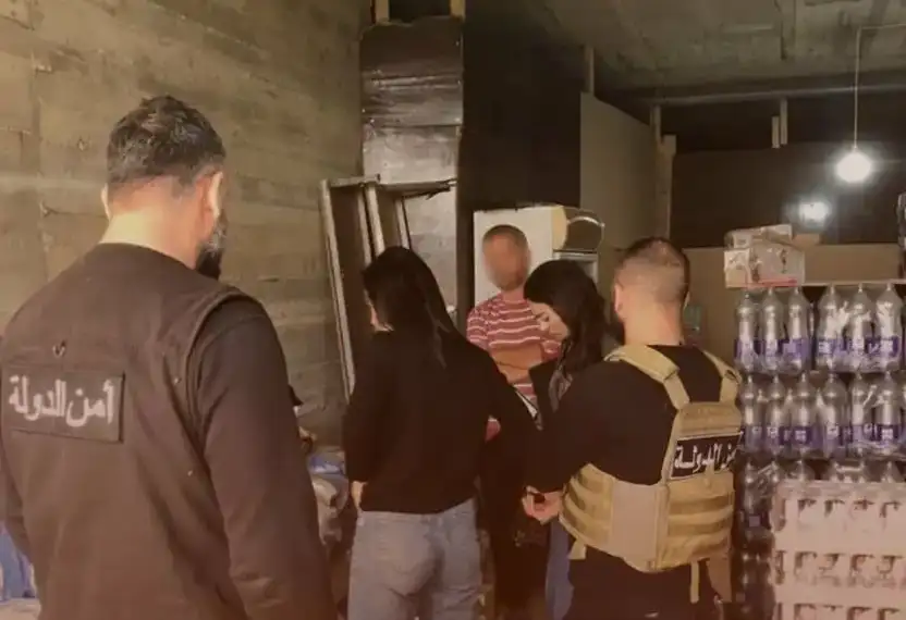 بالصورة.. إغلاق مستودع بالشمع الأحمر في كسروان