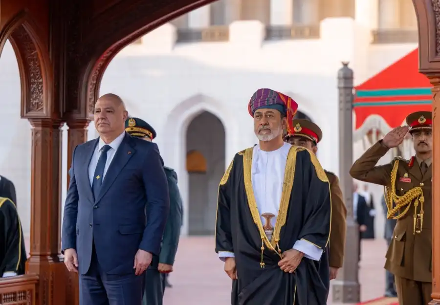 هيثم-بن-طارق-مستقبلاً-عون-في-مسقط