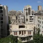 قنبلتان على سطح قرميد مبنى عين العديسة ليلا