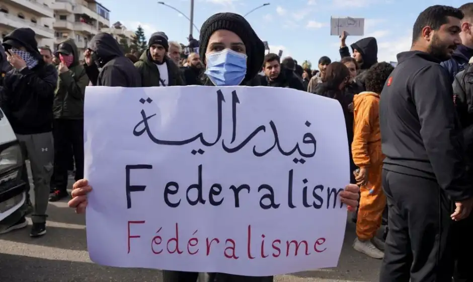 alawitesectholdsasignduringaprotestastheydemandfederalismandanendtowhattheysayisthekillingandviolationsagainstalawitesinlatakiasyriadecember282025 284987