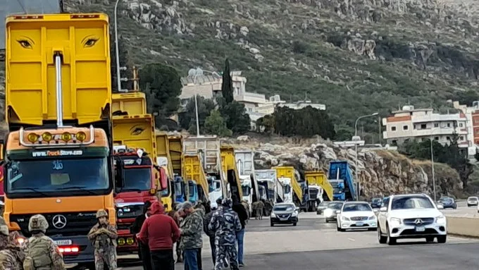 أصحاب الشاحنات يعتصمون على اوتوستراد الجية في اتجاه بيروت