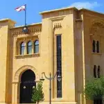 بالفيديو- احتراق سيارة داخل موقف le mall الضبية