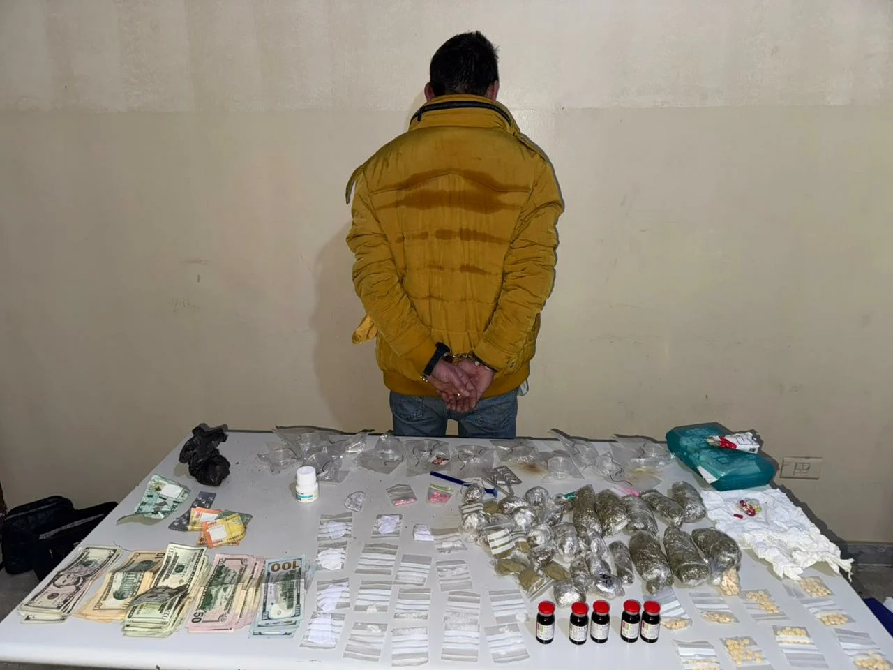 بالصور- يروّج المخدرات في الأشرفية على متن سيارة أجرة… والأمن اللبناني يوقفه