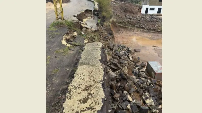 انهيار حائط