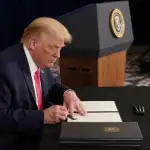 انخفاض أسعار الذهب وارتفاع النفط