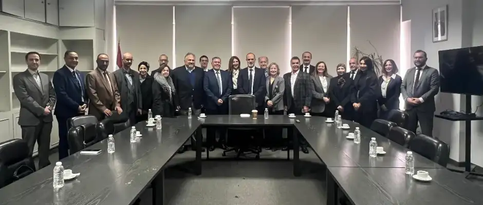 رسامني في المطار