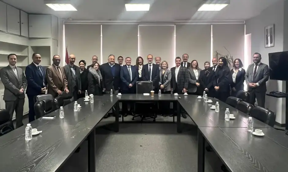 رسامني في المطار